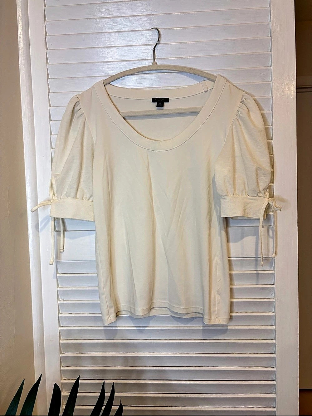 Ann Taylor Petite MP Off White Puff Sleeve Tie Cuff Top Preppy Business Casual